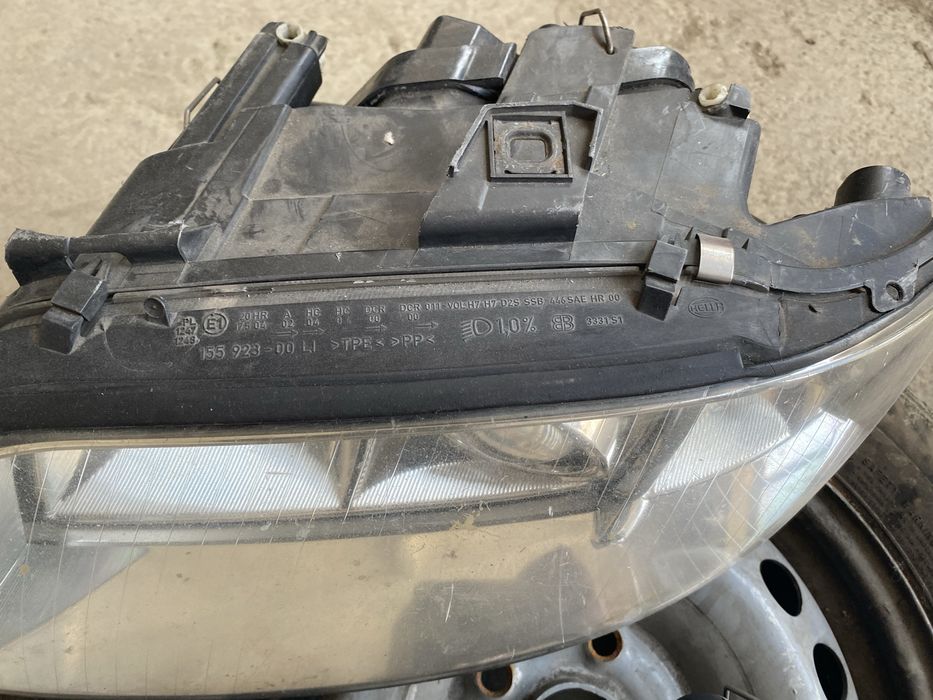 Faruri Audi A6 C5 Hella Unul are o clema rupta