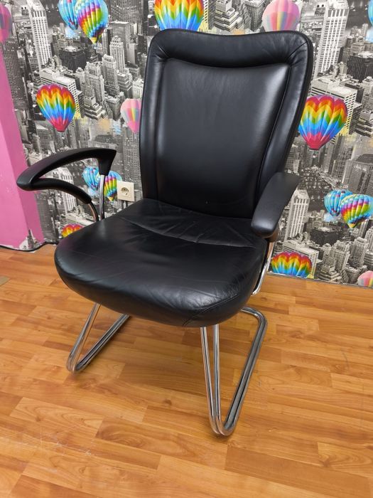 Кожаное офисное кресло