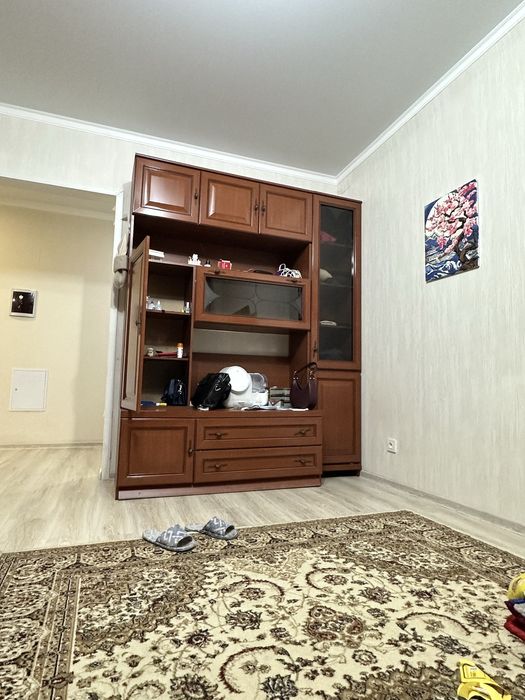 шкаф с стекляными полками