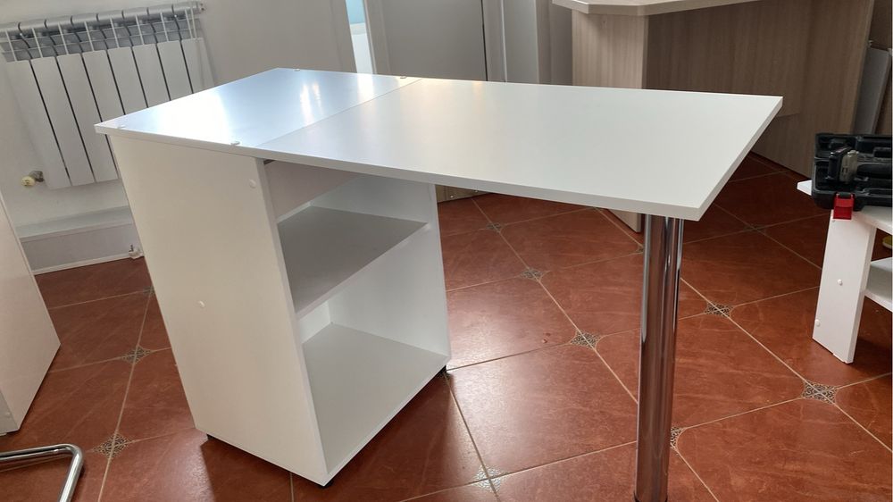 Маникюрный стол склалдной