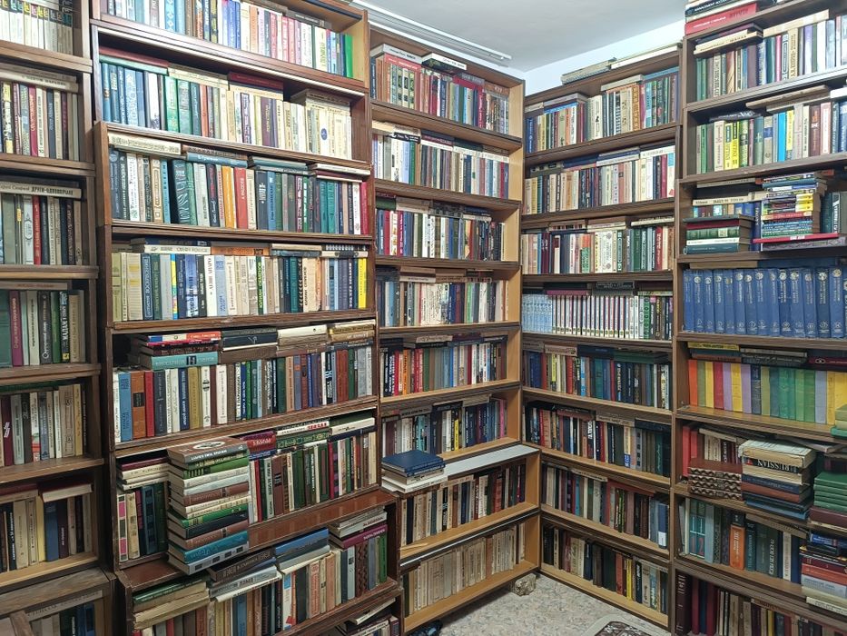 Продаются книги. В большом количестве. Цены от 5.000 за книгу.