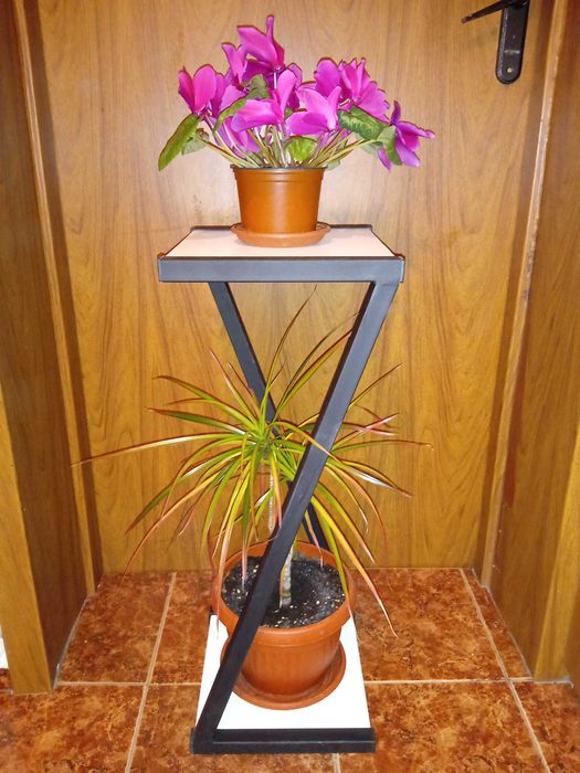 Цветарник по поръчка от метал и дърво