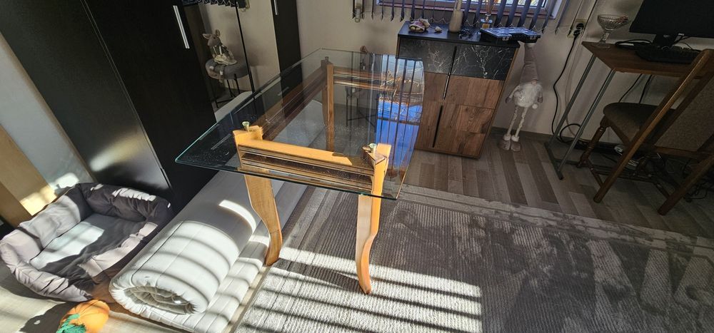 Кухненска маса със стъклен плот