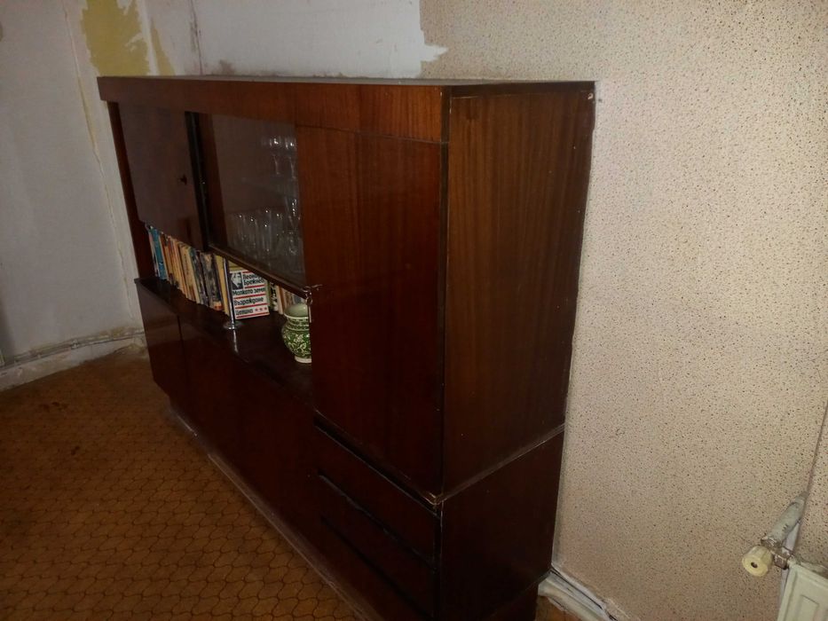 Старинен бюфет изключително запазен за времето си