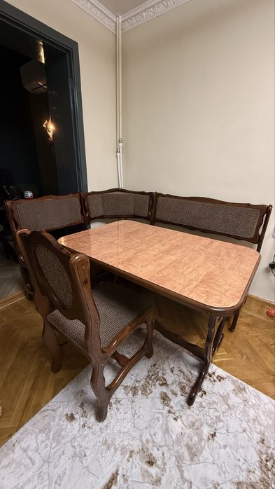 Уголок мягкий диван стол стулья