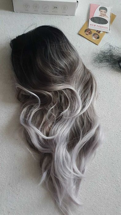 Peruca lunga ondulata Ombre negru gri pentru femei 55 cm