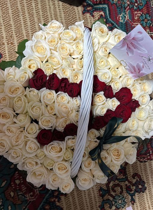 Цветы белые розы 101 роза с буквой А