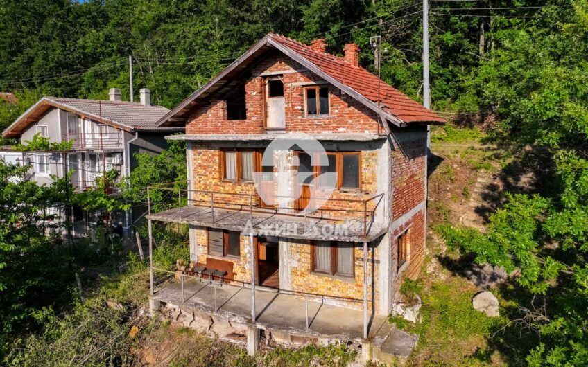 Триетажна къща с двор в с. Китка, обл. Бургас