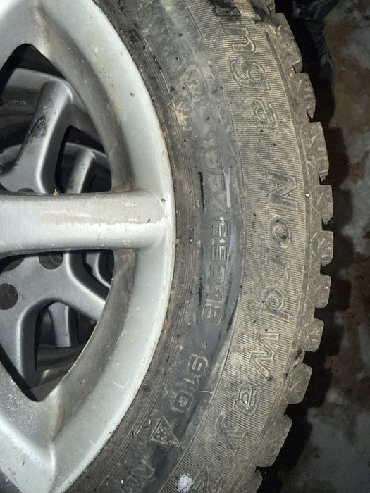 Продам комплект дисков с зимней резиной