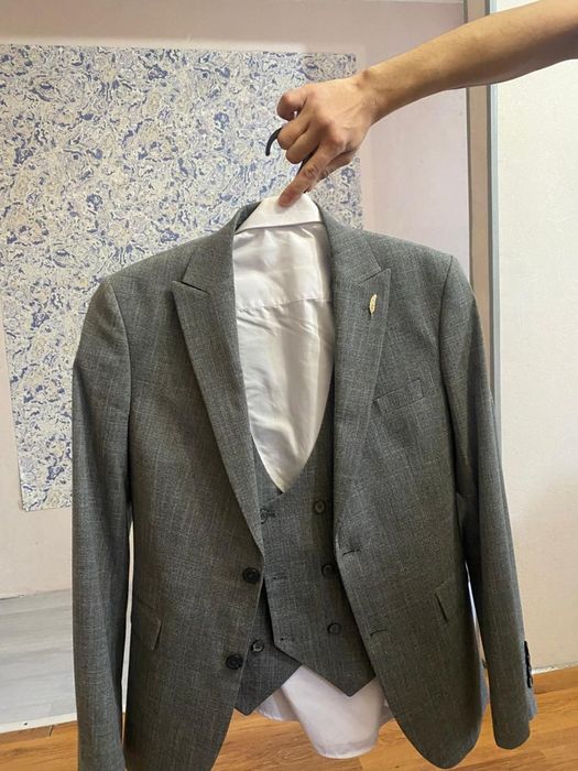 Продаётся костюм тройка