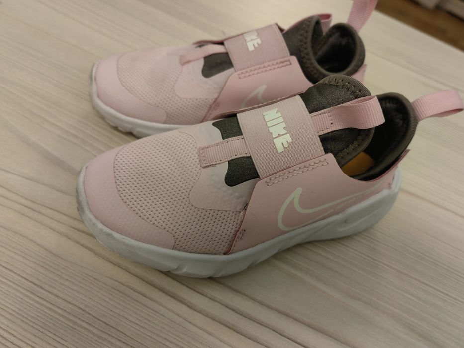 Обувки за госпожица Найк и Адидас