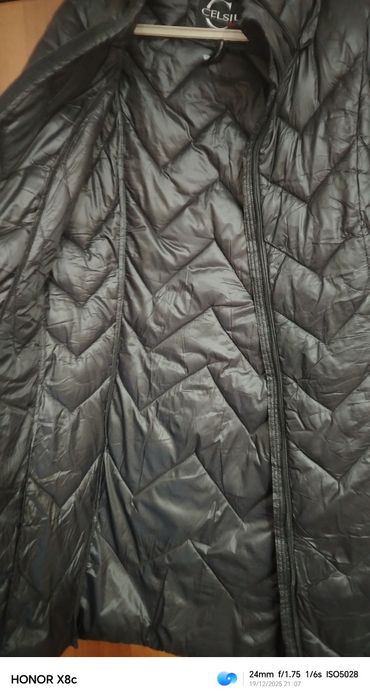 Продаю женскую куртку в отличном состоянии