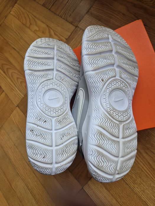 Nike сиви нови маратонки