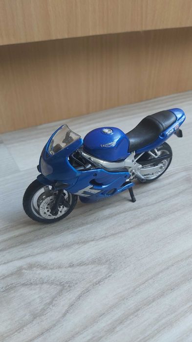 Vând machetă motocicletă Triumph TT 600 scara 1:18 cu defect