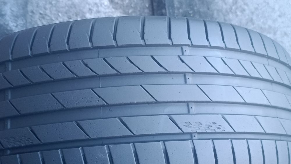 225/40/18 Kumho .