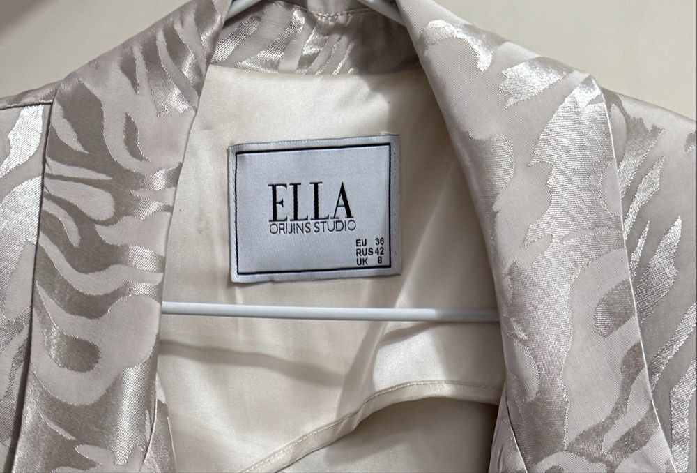 Платье золтистого цвета