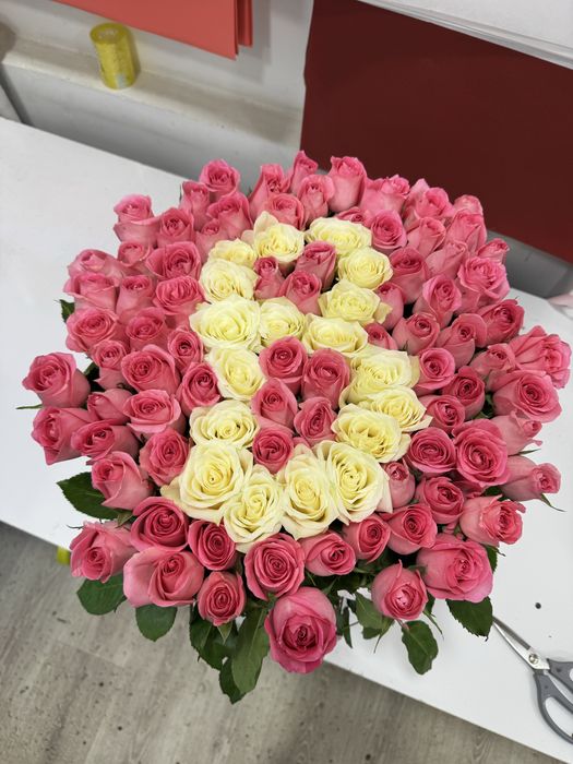 Корзина с буквой 101 роза