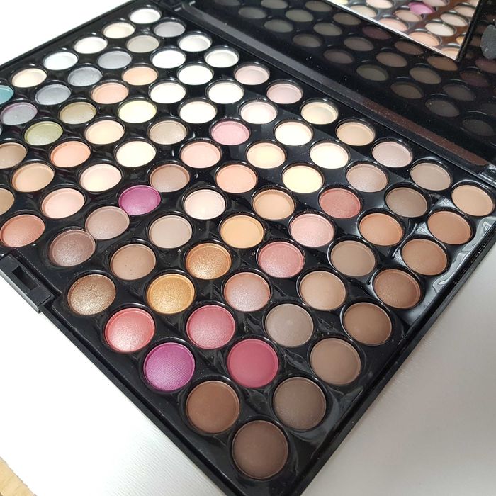 Trusa fard MAC /fard de ochi 88nuante - pret redus 2025 cadoul perfect