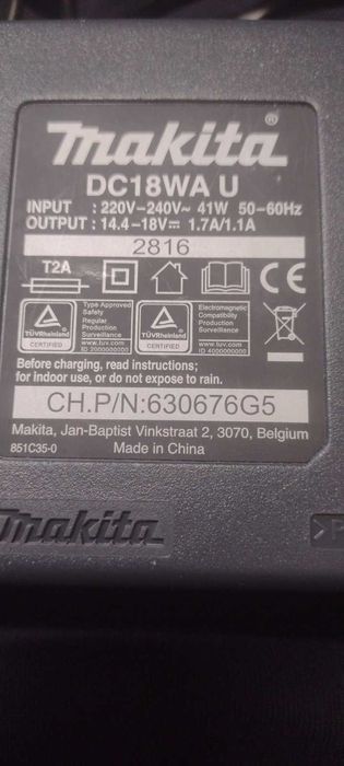 Makita - комплект винтоверт и фенер, с две батерии и зарядно