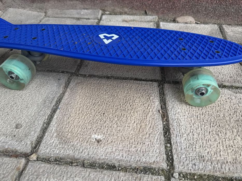 Penny Board / Skateboard albastru cu roți luminoase – stare foarte bună