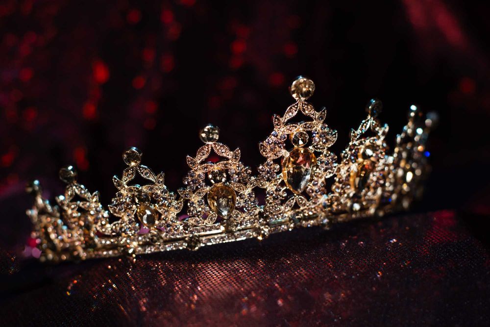 Диадема золотистого цвета с желтыми кристаллами. Доставка включена