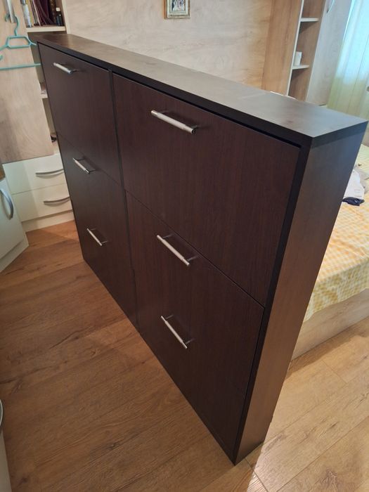 Продавам шкаф за обувки .Вис.-118 см,дълж.- 140 см ,дълбочина-15 см