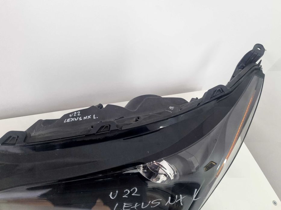 Продавам ляв фар за Lexus NX
