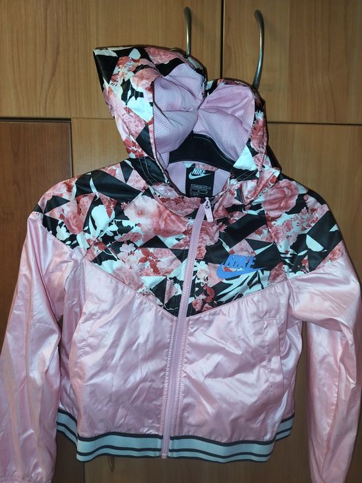 Nike яке за момиче,пролетно,уникален дизайн.