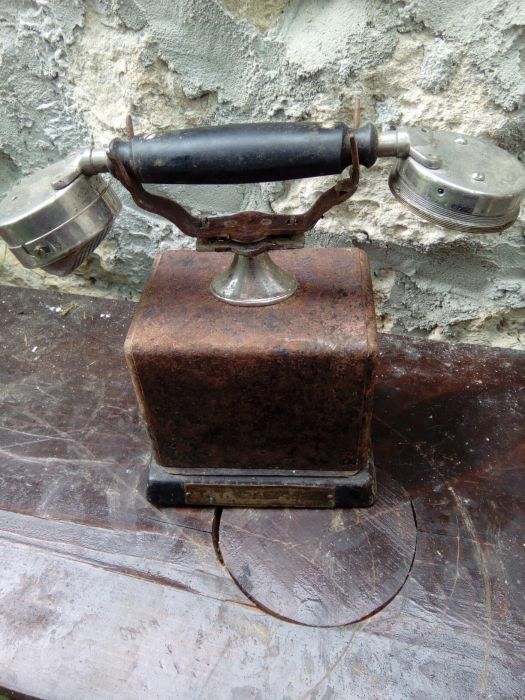 Старинен телефон без манивела
