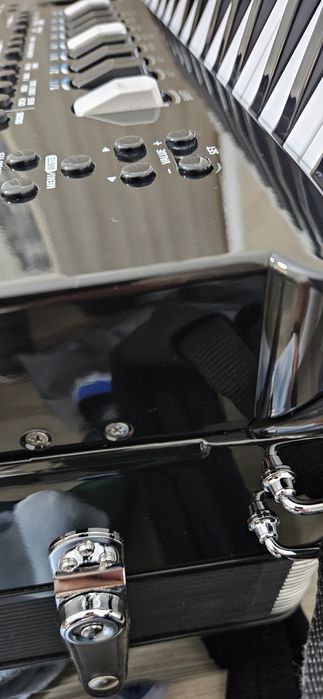 Polis, modific pas claviatura, ritmuri, tonuri Roland