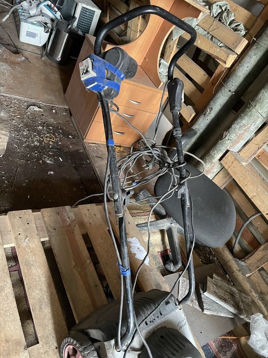 Продам газонокосилку на запчасти