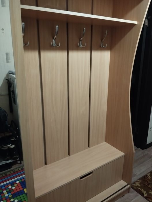 продам прихожую .