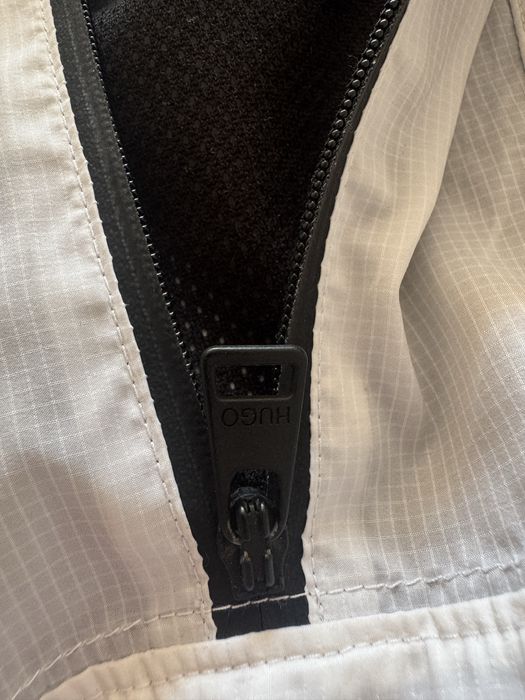 Hugo Boss ветровка бяла