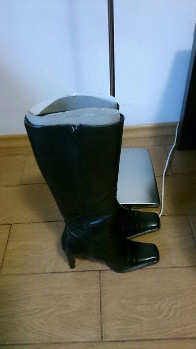 Cizme piele culoare negru,cleste,sita,telecomanda,lingurite,farfuri