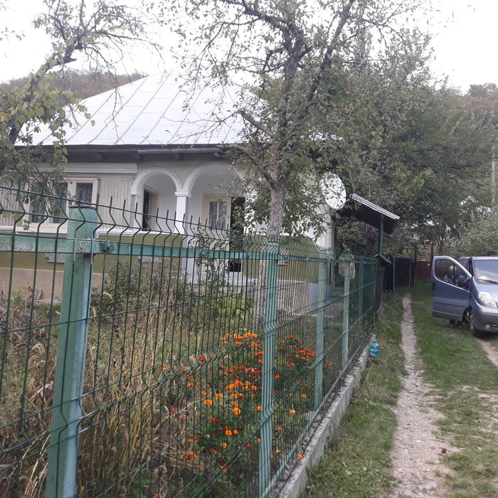 Casuta din vis, de la poalele padurii