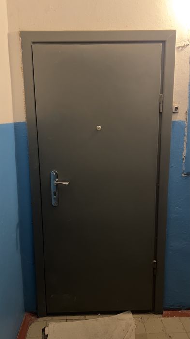 Продам входную дверь