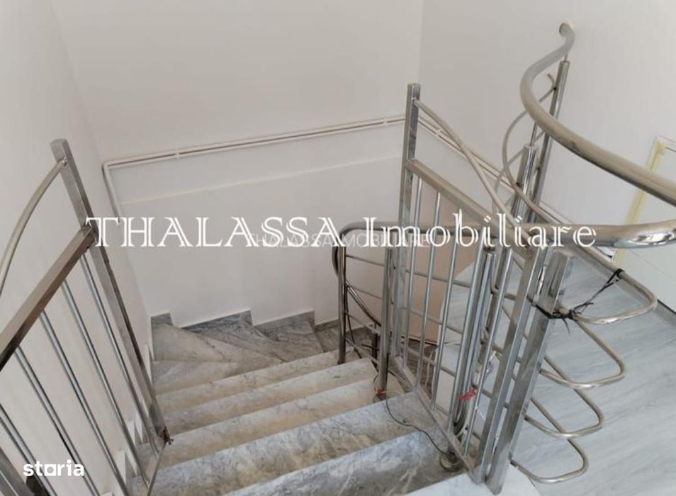 Apartament pe 3 niveluri cu scara interioara si curte