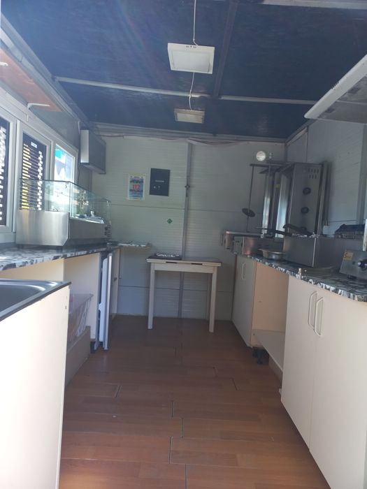 Vând rulota fast-food compet utilata