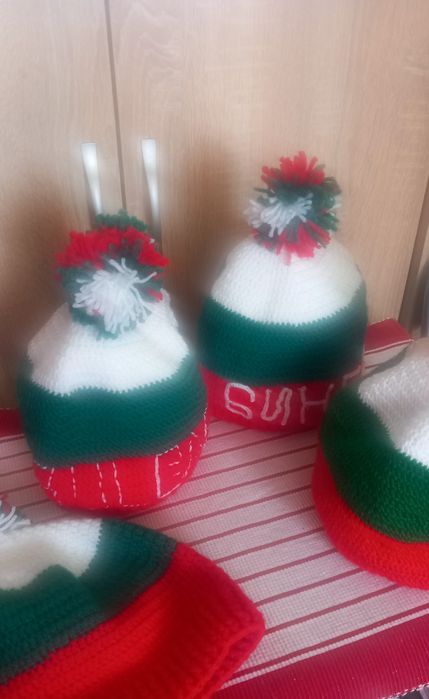 Предлагам красиви ръчно плетени шапки