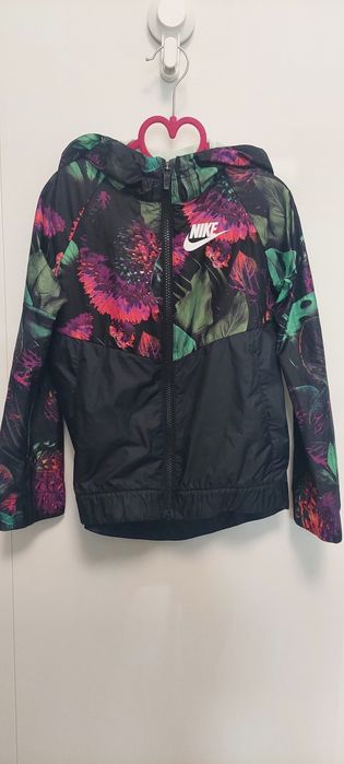Foita de vânt, Nike, 122-128