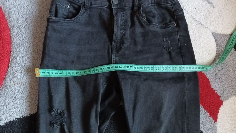 Vand pantaloni de blugi