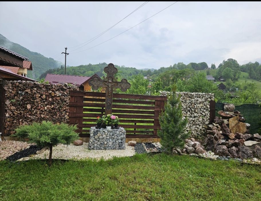 Piatra decorativa ornementala colturoasa rotunjita alba gri rosiatica