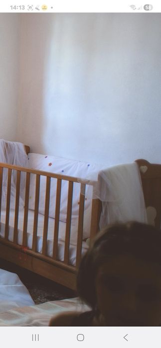 Vând pătuț din lemn masiv cu sertar pentru depozitare