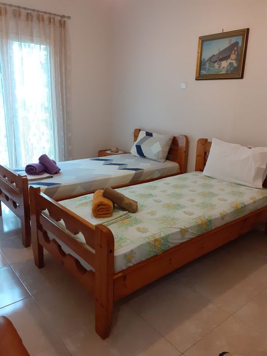 Сграда с три самостоятелни апартамента