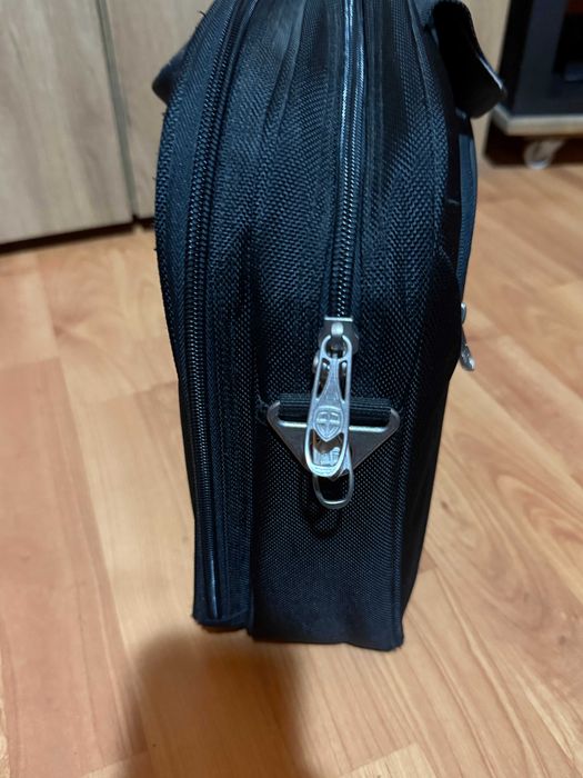 Geantă laptop Ellehammer 15.6” negru, design modern