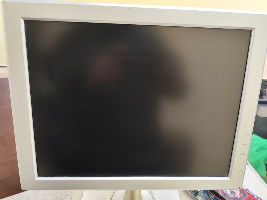 Два монитора Asus и другия е с адаптер 12 волта