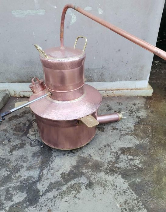 Vand cazane de facut tuica din cupru alimentar avem pe stoc de 80 de l
