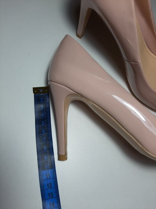 Продам бежевые лодочки 8000