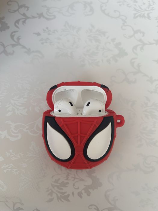 Наушники Airpods 1 с чехлом и в лучшем состоянии, договорная цена!!