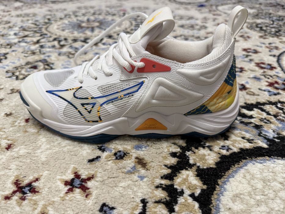 Продам кроссовки волебольные  новые